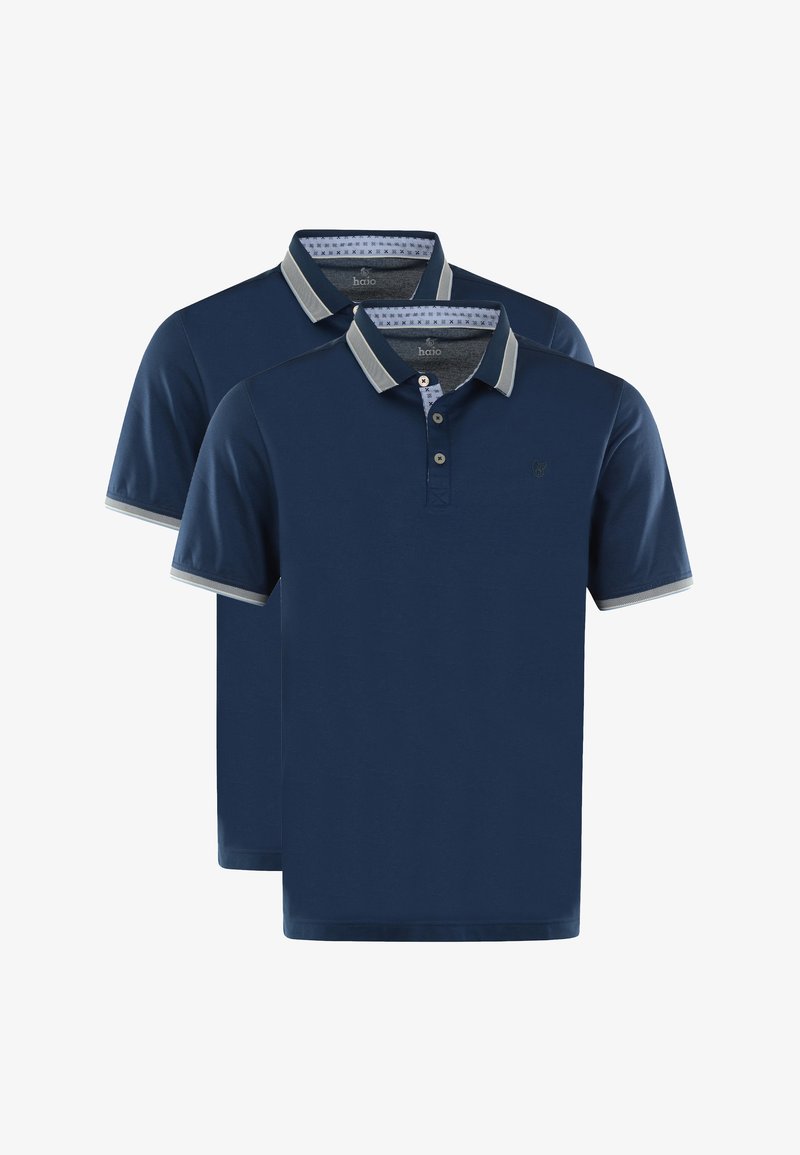 Dwie granatowe koszulki polo wykonane z mieszanki bawełny, z kontrastowym szarym kołnierzykiem w paski i listwą guzikową. Krótkie rękawy, prosty design.