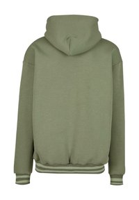 Olivově zelená mikina s měkkou strukturou, vybavená velkou kapucí a žebrovanými manžetami a lemem. Jednoduchý design bez viditelných log a vzorů.