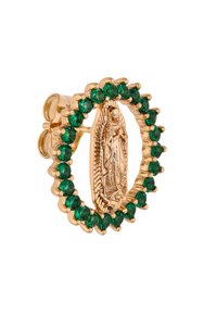 Zlatá kruhová náušnice s oválným okrajem z tmavě zeleného smaragdu a středovým ozdobným reliéfem postavy, který vyniká propracovanými detaily.