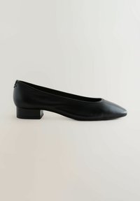 Zwarte leren platte schoen met een spitse neus, kleine blokhak en een gladde textuur. Minimalistisch ontwerp zonder aanvullende patronen of accenten.