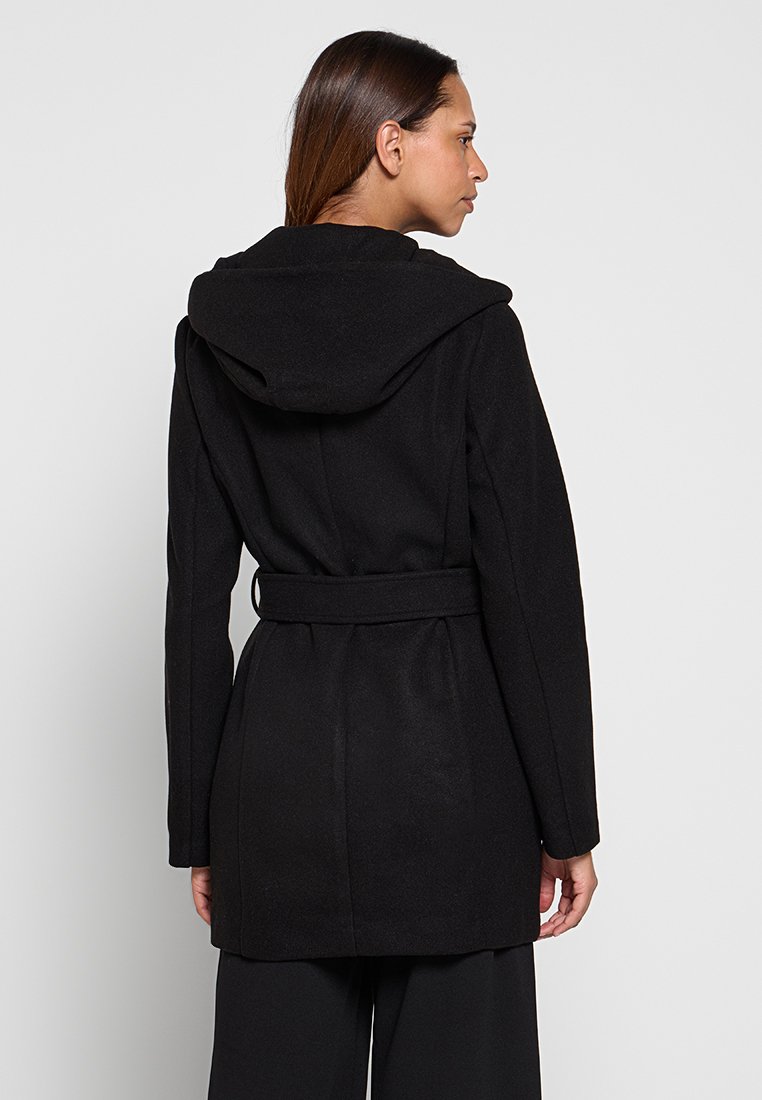 Manteau en laine noir avec capuche, manches longues et taille ceinturée. Texture lisse et lignes épurées. Vue arrière, sans fermetures ni embellissements visibles.