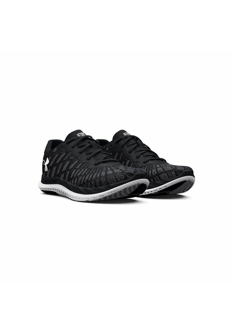 Schwarze Sportschuhe mit einer strukturierten Oberseite und dezenten Mustern, einer gepolsterten Sohle und einer weißen Außensohle für besseren Halt.