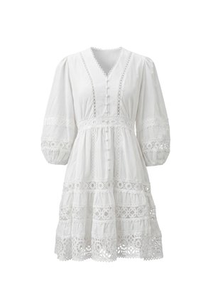 Weißes knielanges Kleid mit V-Ausschnitt, Knopfleiste vorne, gepufften Dreiviertelärmeln und kunstvollen Spitzenverzierungen an Ärmeln, Taille und Saum.