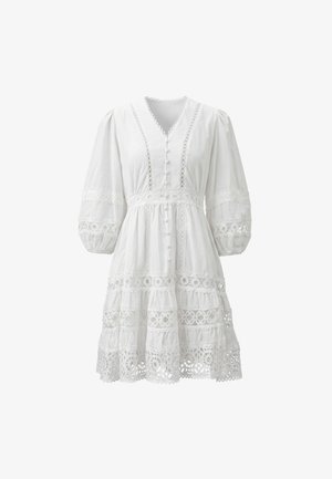 Weißes knielanges Kleid mit V-Ausschnitt, Knopfleiste vorne, gepufften Dreiviertelärmeln und kunstvollen Spitzenverzierungen an Ärmeln, Taille und Saum.