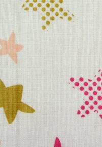 Tela de algodón con un fondo blanco que presenta estrellas en tonos pastel de color rosa y amarillo, con acentos de lunares en algunas estrellas, tejido con textura.