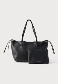 Geantă tote din piele neagră cu finisaj texturat, prevăzută cu două bretele, detalii cu șnur și o borsetă asortată cu fermoar, evidențiate prin accesorii aurii.