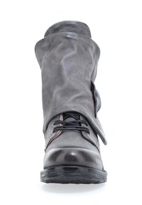 Szare skórzane botki za kostkę z teksturowanym wykończeniem, sznurowane z przodu, z wyraźnym zagięciem. Posiadają solidną podeszwę i brązowe akcenty.