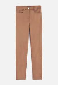 Jeans elásticos marrones con un corte slim, que cuentan con cinco bolsillos y un cierre de botón. Textura suave y diseño limpio, sin patrones visibles.