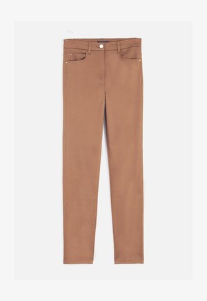Jeans marroni elasticizzati con vestibilità slim, dotati di cinque tasche e chiusura con bottone. Tessuto liscio e design pulito, senza motivi visibili.