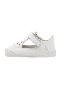 Zapato infantil de cuero blanco con detalles perforados, tira en forma de T y cierre de Velcro. Presenta una suela cosida y un diseño de punta redondeada.