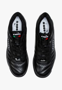 Scarpe da ginnastica nere dal design elegante, realizzate in pelle con motivi perforati, caratterizzate da lacci neri e un logo in colori a contrasto.