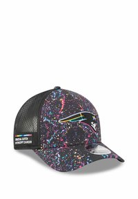 Schwarze Mütze mit einem Spritzfarbe-Design in Pink, Blau und Gelb, mit einem weißen gestickten Logo und einem Seitenetikett für "Crucial Catch".