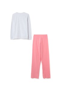 Camiseta de manga larga gris claro y pantalones rosas con cintura elástica. La camiseta presenta un diseño simple, mientras que los pantalones tienen una textura suave y un corte holgado.
