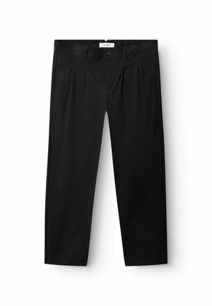 Czarne spodnie z plisowanym przodem, wykonane z gładkiego materiału, o dopasowanym kroju, wyposażone w standardowe zapięcie na guzik oraz szlufki na pasek.