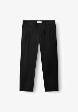 Pantalon noir avec un devant plissé, en tissu lisse, coupe ajustée, fermeture standard à bouton avec passants pour ceinture.