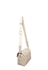 Borsa a tracolla in pelle beige con chiusura a zip, parte superiore piatta e tracolla larga regolabile. Ferramenta dorata e texture liscia.