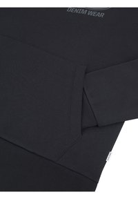 Zwarte sweatshirt met een zachte textuur, voorzien van een ribgebreide manchette en zoom, en een subtiele "DENIM WEAR" logo in donkergrijs op de borst.