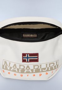 Borsa in tessuto bianco con una toppa con la bandiera norvegese e il logo beige "NAPAPIJRI geographic". Chiusura a zip nera nella parte superiore. Superficie testurizzata.