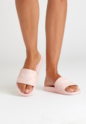 Różowe klapki z teksturowanym paskiem, na którym wytłoczono uśmiechnięte buźki oraz napis "Pepe Jeans London" na białym tle. Lekkie i otwarte z przodu.