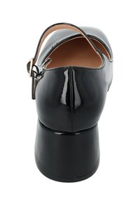 Scarpa in vernice nera con retro tondo, cinturino alla caviglia e tacco largo. Texture liscia e finitura lucida sono caratteristiche notevoli.