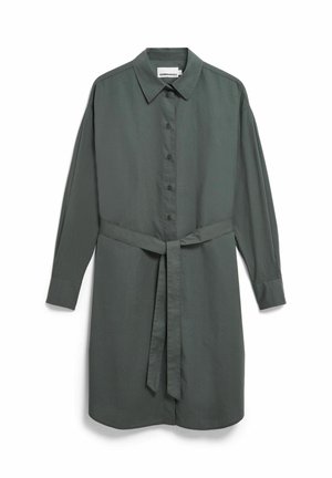 Donkergroene overhemdjurk met lange mouwen, kraag, knopen aan de voorkant en een vastgemaakte tailleceintuur, getoond tegen een witte achtergrond.