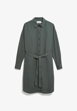 Donkergroene overhemdjurk met lange mouwen, kraag, knopen aan de voorkant en een vastgemaakte tailleceintuur, getoond tegen een witte achtergrond.