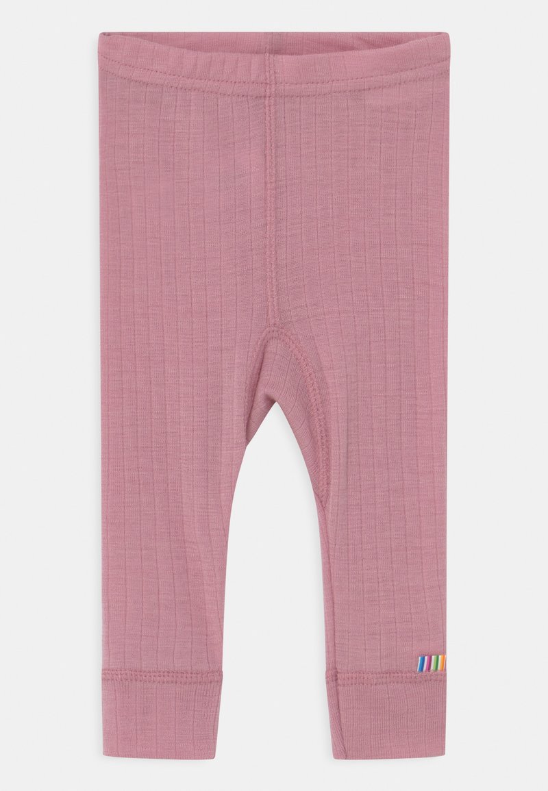 Leggings rose côtelés avec une coupe ajustée, présentant un accent arc-en-ciel au bas et une texture de tissu doux et lisse.