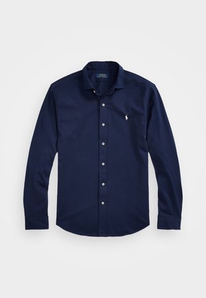 Męska granatowa koszula na guziki z długimi rękawami, kołnierzykiem i małym białym logo Polo Ralph Lauren na lewej piersi.