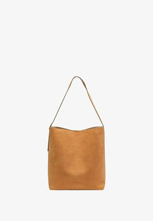 Sac à bandoulière en cuir tan avec une texture lisse et mate. Présente une seule sangle, un design minimaliste et un logo subtil embossé à l'avant.