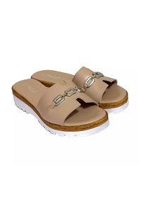 Sandali slide beige con due fasce larghe e un accento in catena argentata. Presentano una soletta imbottita e una suola bianca spessa con dettagli testurizzati.