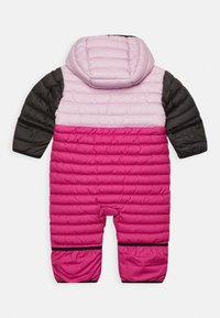 Zateplený jednorázový snowsuit s kapucí; barevná bloková struktura v růžové, světle růžové a černé; prošívaná textura; elastické manžety na kotnících.