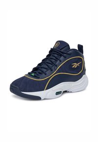 Námornícky modré tenisky z kože a semišu, zlaté akcenty, biela podrážka, textúrovaný zvršok a čipkový dizajn s polstrovaným golierom.