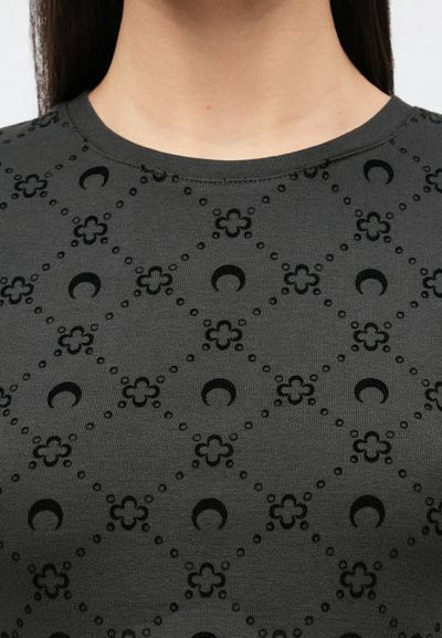 Têxtil cinza escuro com padrões florais e de crescente texturizados, acabamento liso, decote redondo, mangas curtas e corte ajustado.