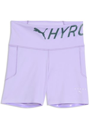 Shorts de sport taille haute lavande avec poches latérales, logo Puma noir et texte partiel HYROX noir sur la ceinture, logo HYROX blanc sur la jambe.