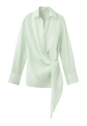 Blusa de manga larga verde claro con cuello, escote en V profundo y detalle de lazo de tela en el lado derecho de la cintura.