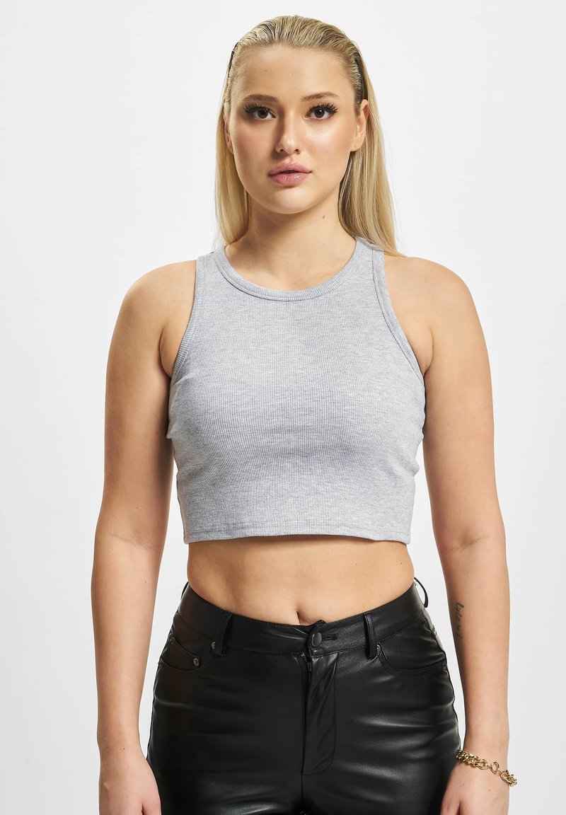 Graues, kurzes Tanktop mit geripptem Material und Rundhalsausschnitt, kombiniert mit schwarzen Lederhosen. Entworfen für eine figurbetonte Passform.