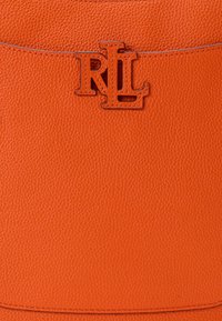 Lauren Ralph Lauren PEBBLED LEATHER LARGE CAMERYN CROSSBODY - Mala a tiracolo - orange
