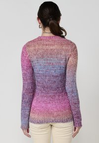 Gestrickter Pullover mit einem Farbverlauf von Rosa, Lila und Blau. Lange Ärmel, strukturierte Oberfläche und taillierte Silhouette. Rückansicht dargestellt.