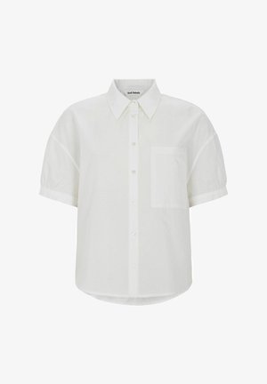 Bijela košulja s kratkim rukavima, kopčanje na gumbe, šiljasti ovratnik i džep na prsima, lagano širok kroj, s oznakom Soft Rebels unutar ovratnika.