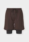 STRIDE - Šortai „du viename“ - dark brown