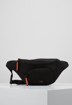 Sort bæltetaske med to lynlåslommer, justerbar rem og orange Superdry-logo på lynlåsene og frontmærket.