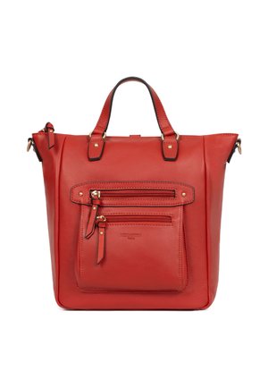 Rode leren handtas met dubbele bovenhandvatten, twee voorvakken met ritssluiting en goudkleurige hardware details op een witte achtergrond.