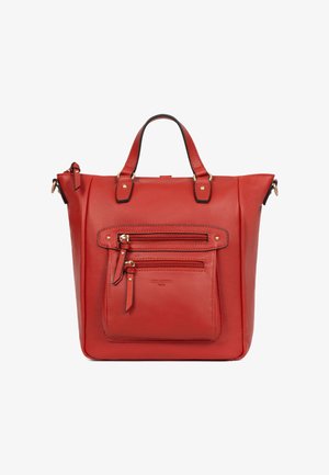 Sac à main en cuir rouge avec deux poignées supérieures, deux poches avant zippées et des détails en métal doré sur un fond blanc.