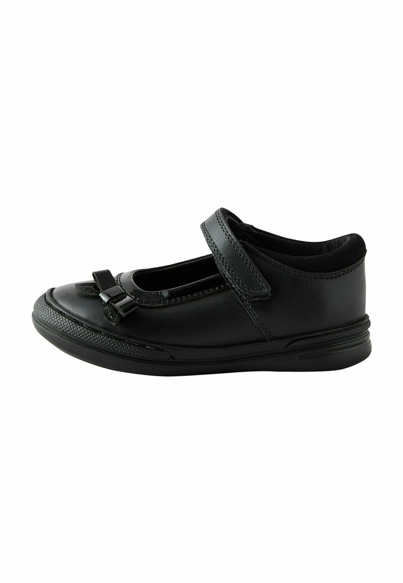 Schwarzer Lederschuh mit runder Zehenform, Klettverschluss und dekorativem Schleifenakzent. Verfügt über eine strukturierte Seite und ein gepolstertes Innensohlen-Design.