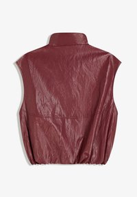 Burgundské faux kožené top s odvetranými rukávmi a jemne pokrčenou textúrou, vysokým golierom a elastickým lemom pre priliehavý vzhľad.