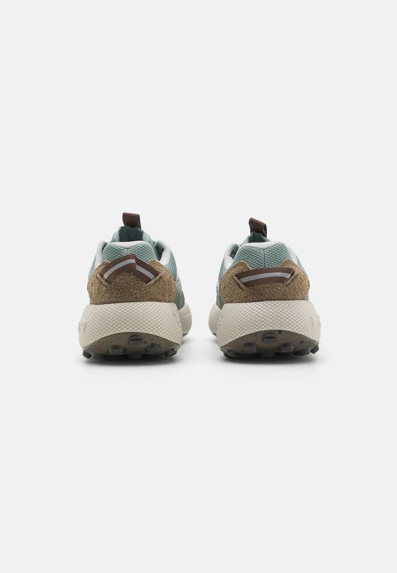 Vue arrière de chaussures de sport avec une tige en mesh bleu clair et des accents en daim marron, dotées d'une semelle beige texturée et d'une languette.