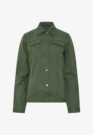 Giacca in denim verde con chiusura frontale a bottoni, due tasche sul petto con patte a bottone, colletto e maniche lunghe.