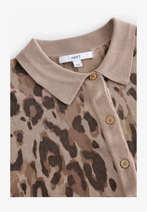 Leopardmönstrad stickad polo i beige och brunt, med krage och träknappar vid knäppningen. Mjuk, strukturerad tyg.