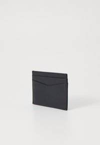 Porte-cartes en cuir noir avec une finition texturée, doté de quatre emplacements pour cartes et d'une poche centrale, de forme rectangulaire. Design minimaliste.
