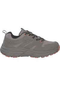 Zapatillas deportivas grises con parte superior de malla, paneles texturizados, cordones negros y acentos naranjas. Presenta una suela acolchada con un diseño de tread robusto.